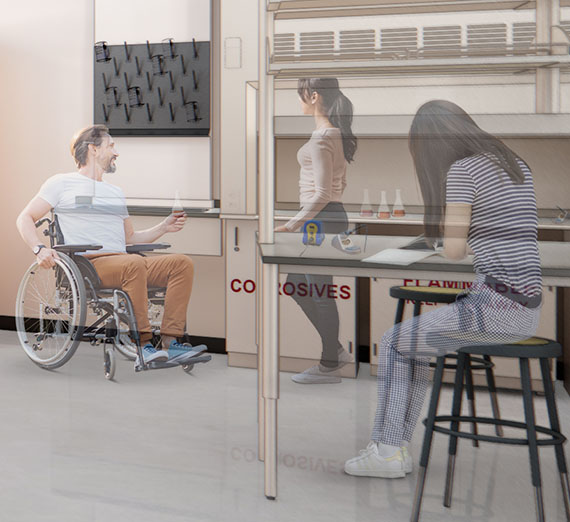 Dos personas estudian una planta en una invernadera.