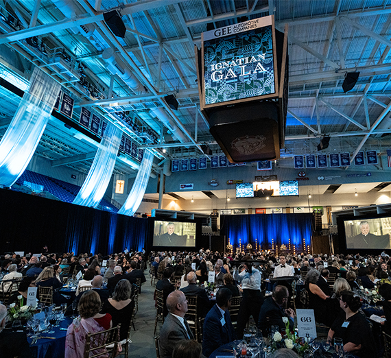 La presidenta Katia Passerini está de pie frente a ventanas en el Centro Hemmingson